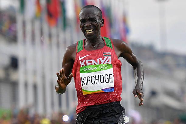 topshot-kenyas-eliud-kipchoge-celebrates-after-winning-the-mens-marathon-athletics-event-of